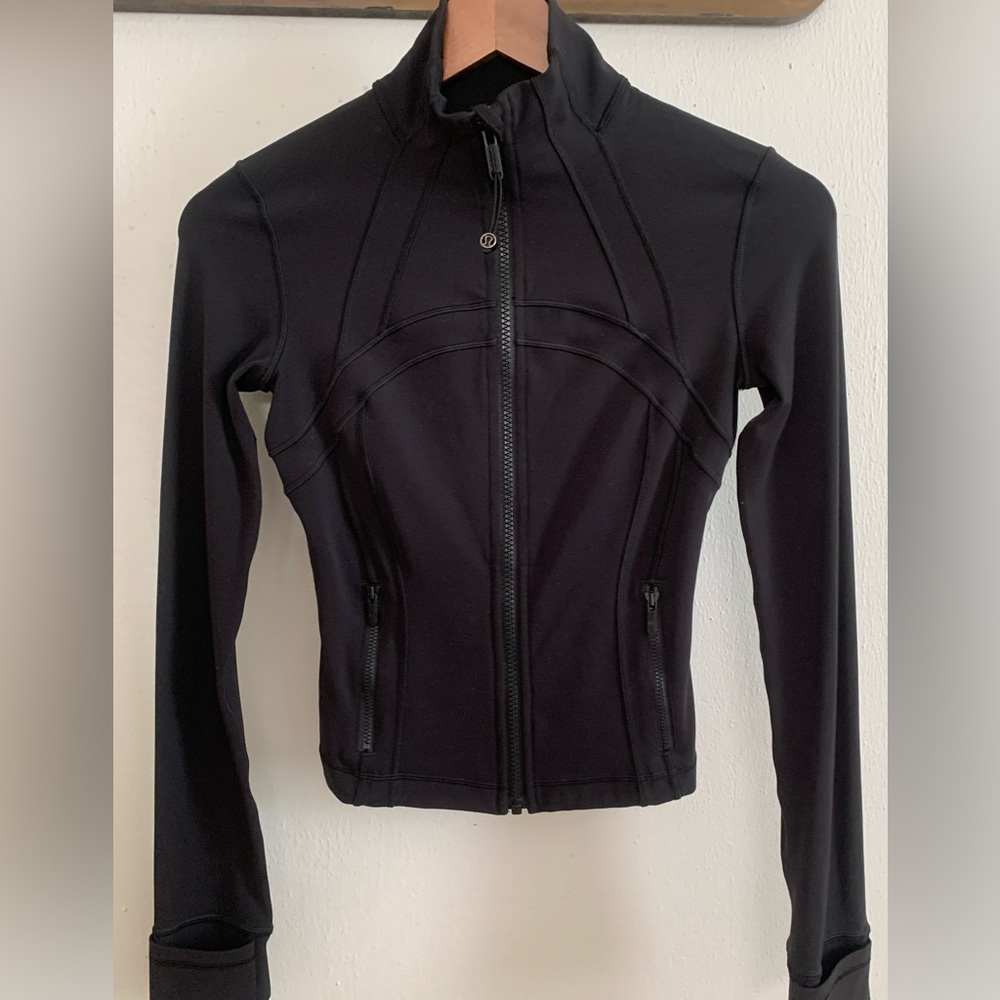 Lululemon Black Women's Jacket like new condition. Impecable.